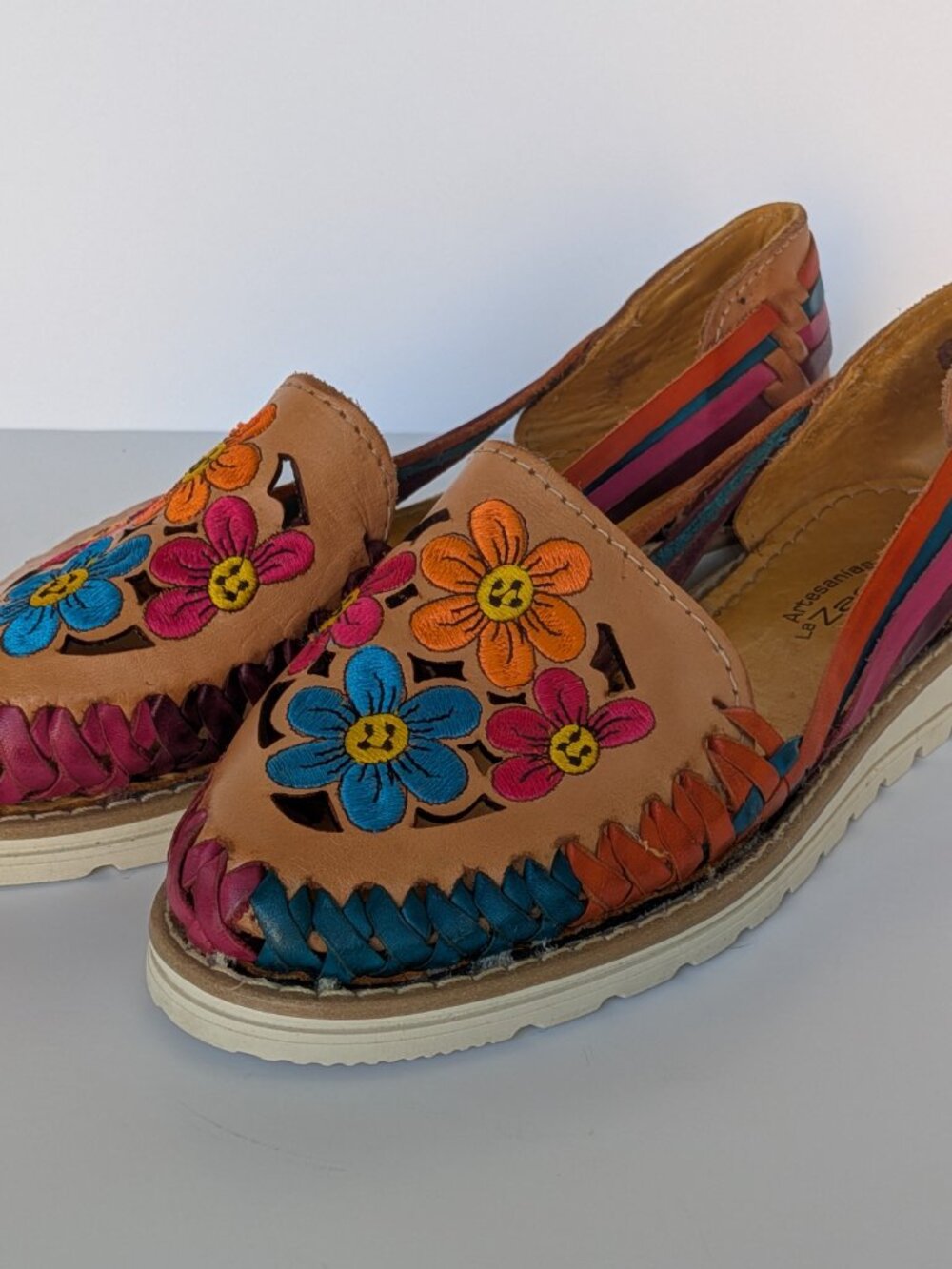 La Artesanias Ladies Embroidered Floral Leather Huarache Shoes Sandals Size 8 US